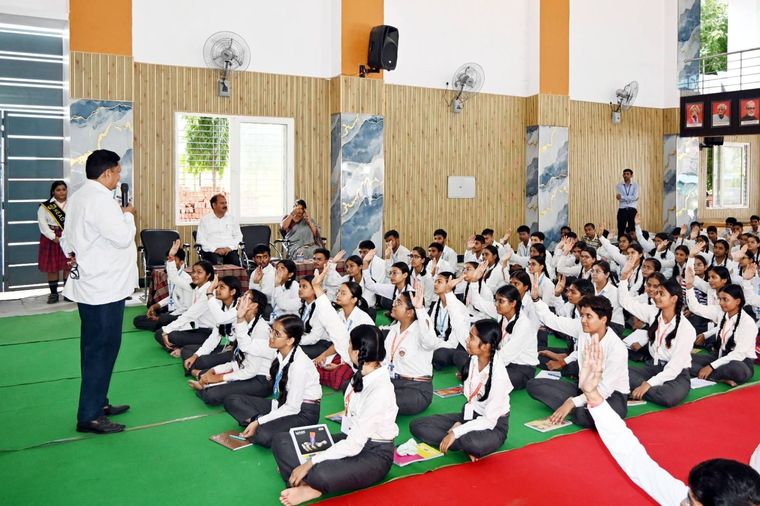 एक आदर्श गुरु, अभिभावक, मार्गदर्शक, आलोचक और प्रधानाचार्य को आज अपने कर्म स्थली पर स्वागत कर अभिभूत… at Sunbeam School Ballia — photograph 5 of 8