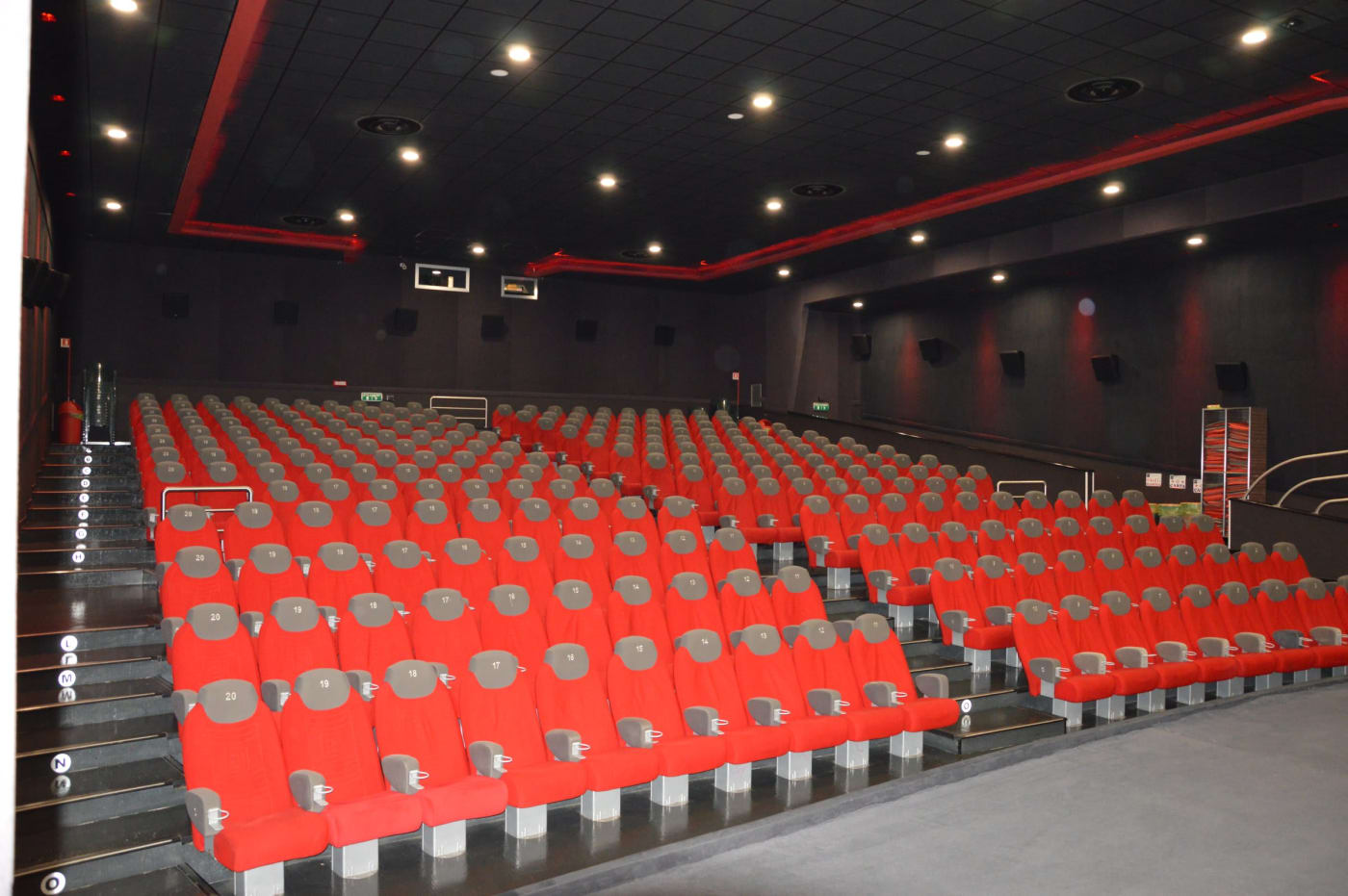 La platea della Sala 1 con le file numerate e le lettere sui gradini