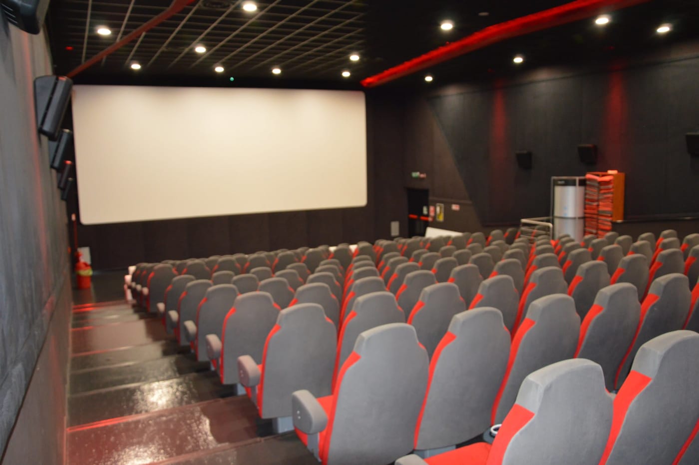 Le poltrone della Sala 2, grigie e rosse