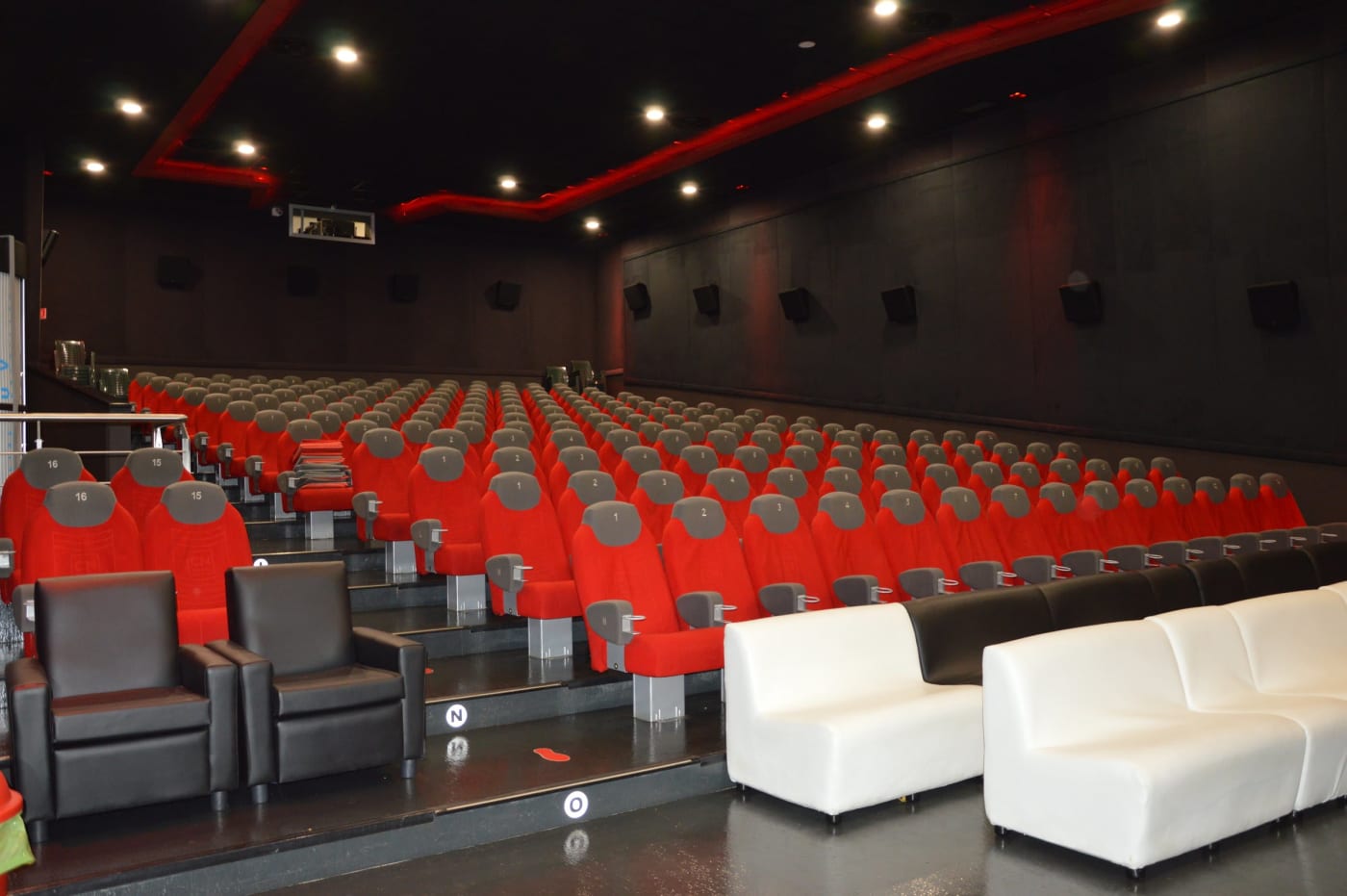 Le file numerate della Sala 2 e la scalinata laterale