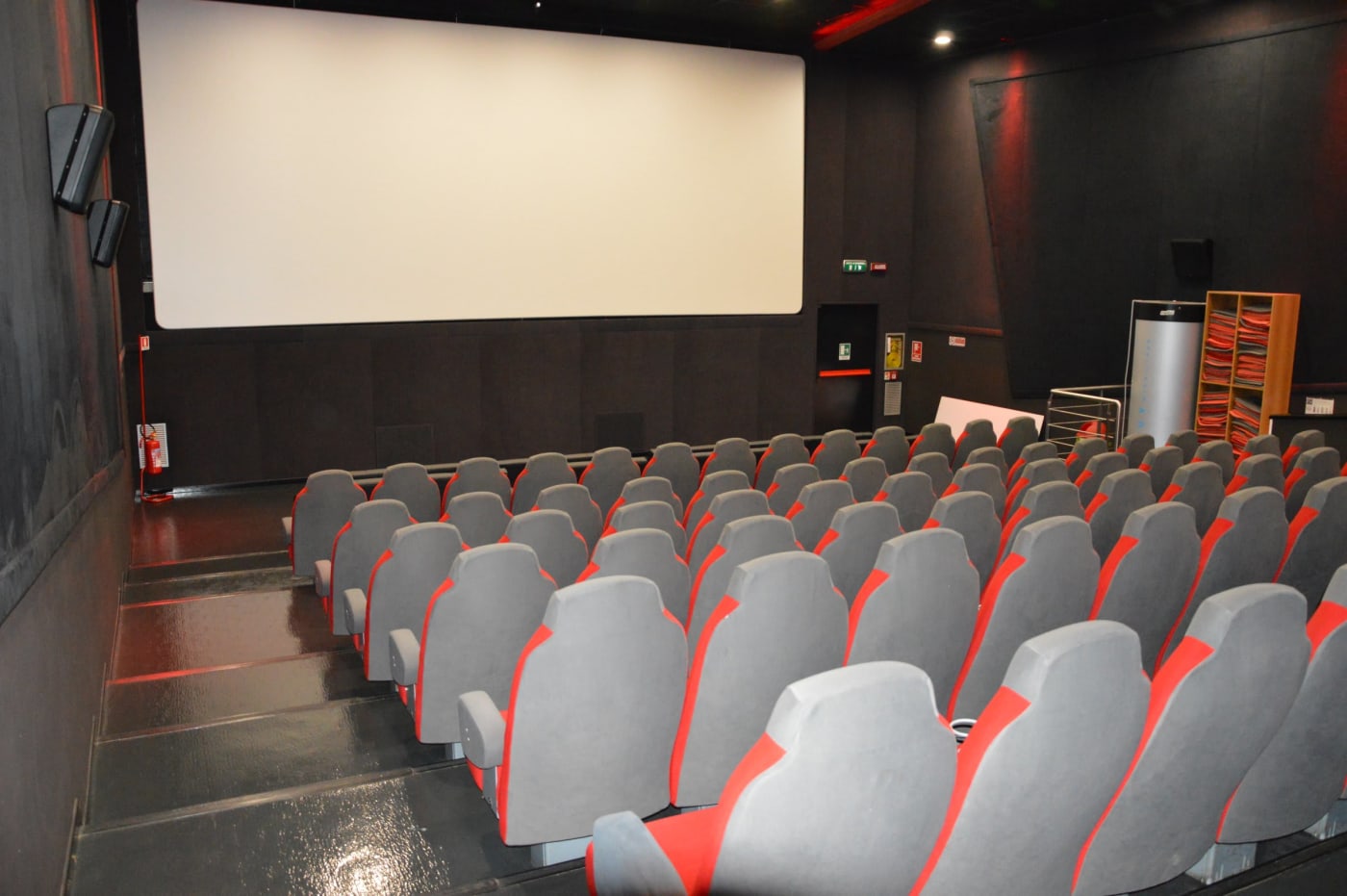Le file della Sala 3 viste dall’alto