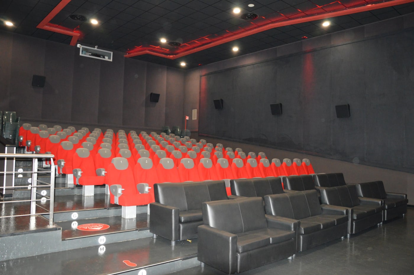 Le poltrone in pelle nera in fondo alla Sala 3, dietro alle file rosse