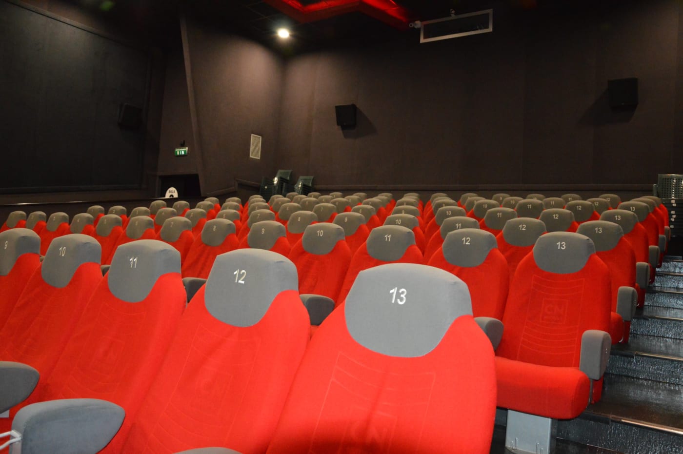 La Sala 3 verso l’uscita, con il corrimano della scalinata