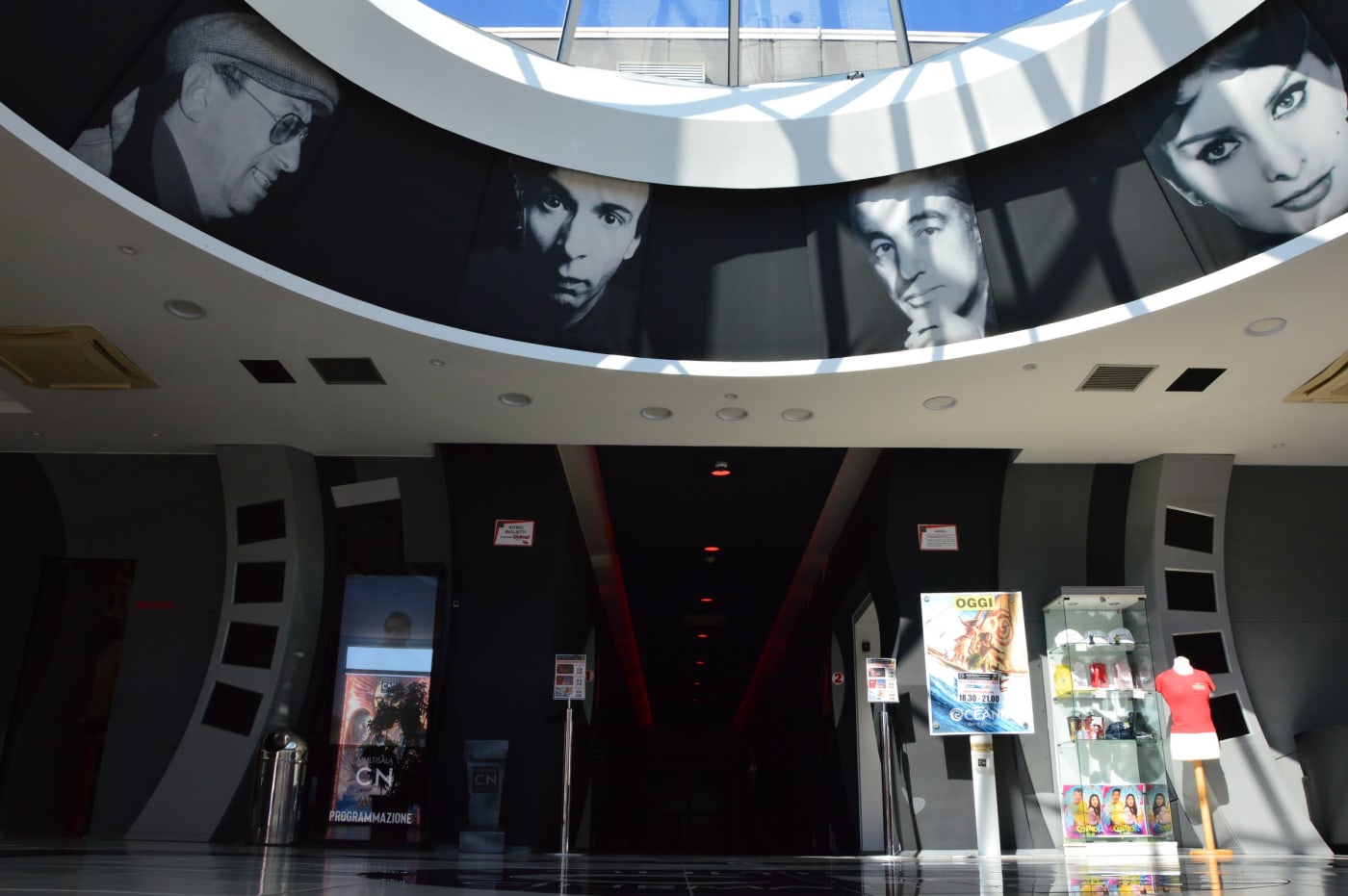 La cupola dell’atrio con i ritratti dei grandi attori del cinema italiano