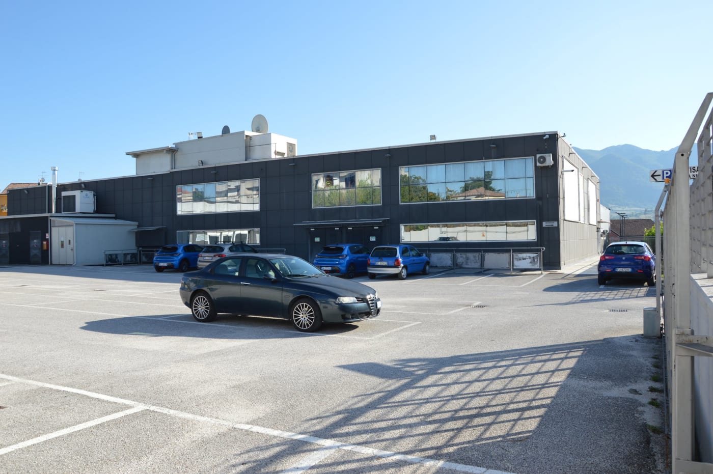 Gli stalli del parcheggio del cinema