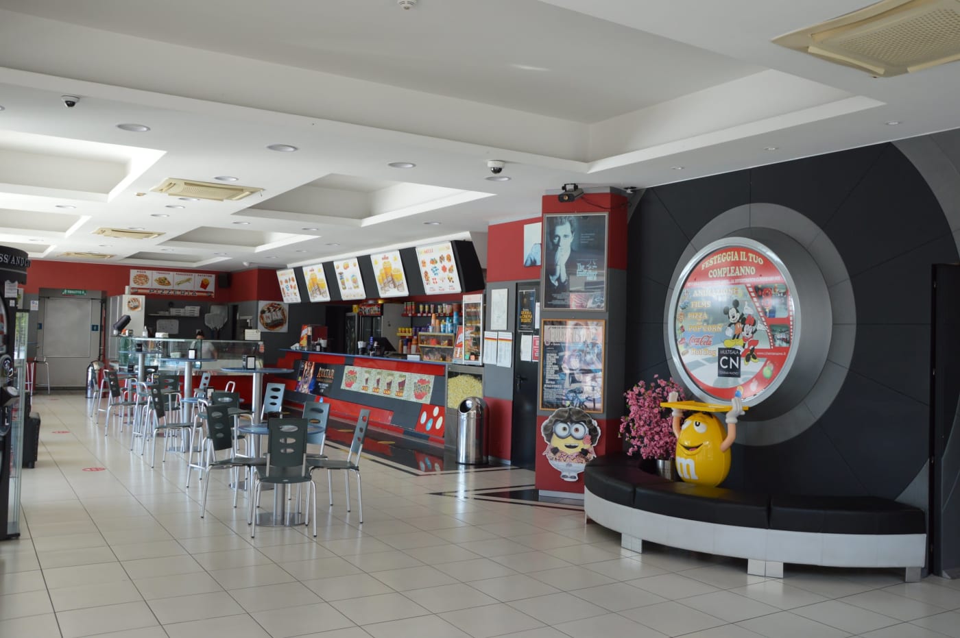L’area ristoro vista d’insieme, con la pizzeria in fondo e i tavolini