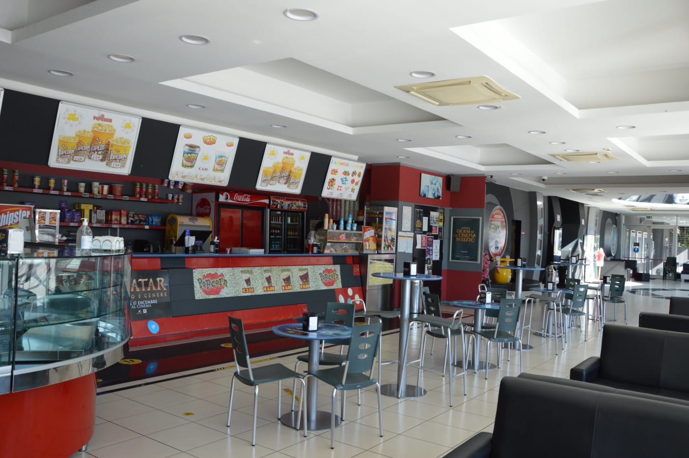 Il bancone del bar con la macchina dei popcorn e il listino