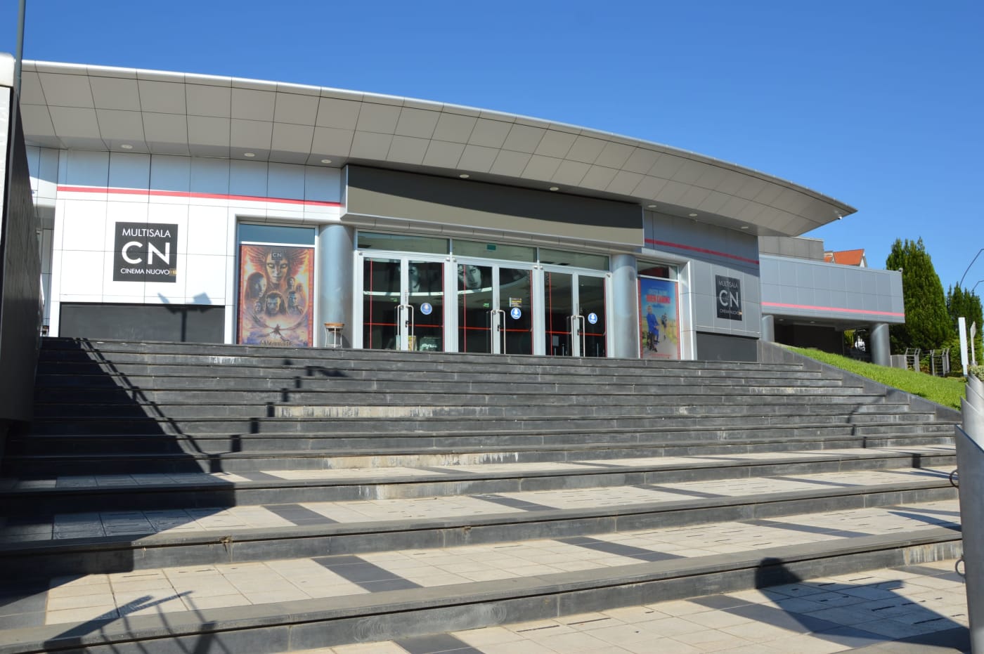 La scalinata e l’ingresso principale del cinema
