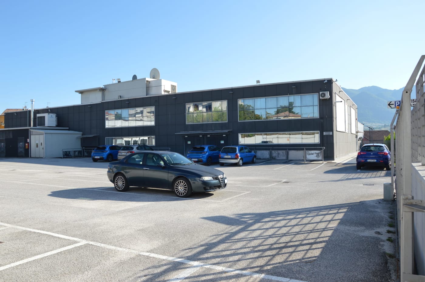 Il parcheggio del cinema con le colline irpine sullo sfondo