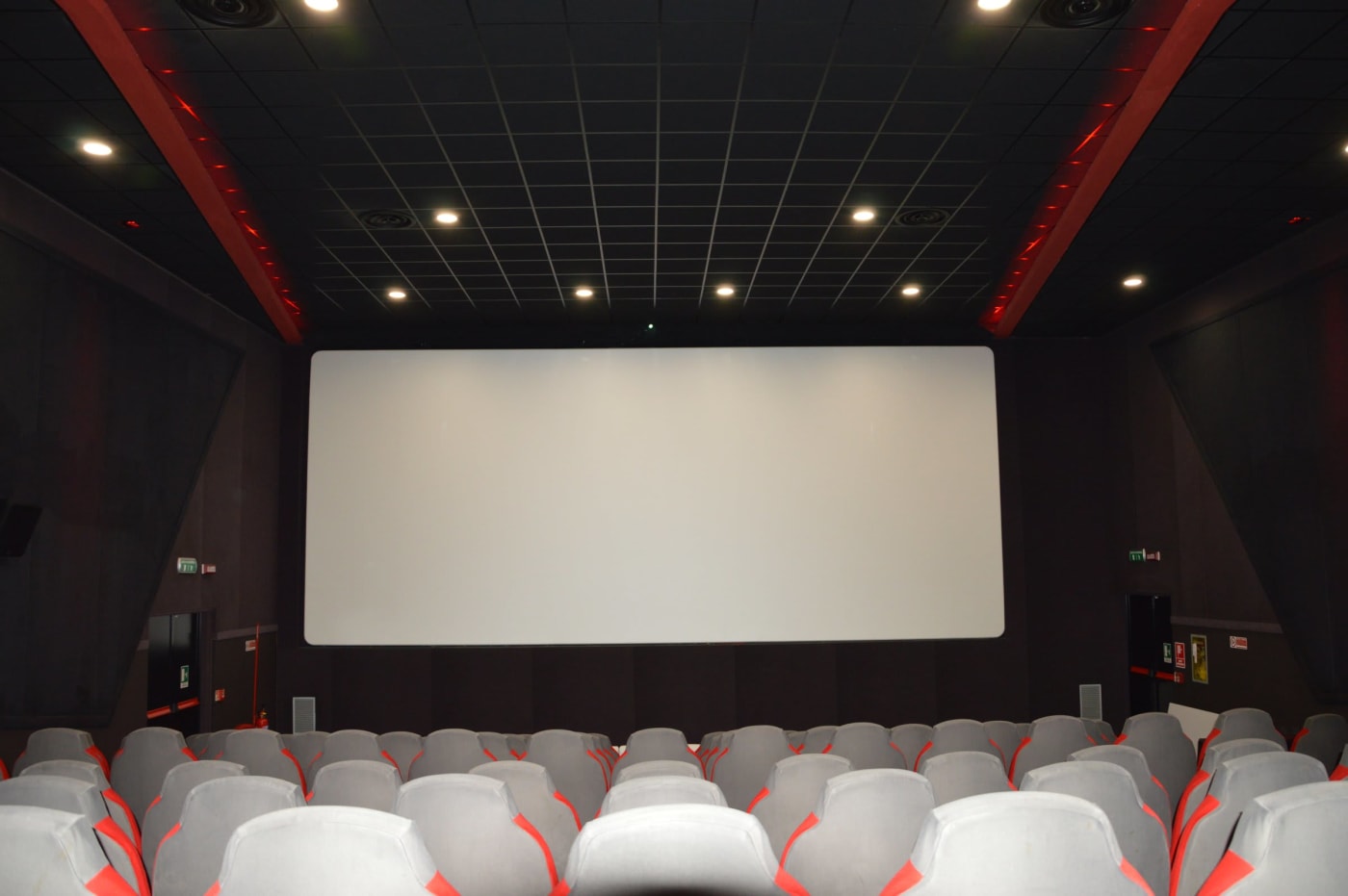 Una sala vista dal fondo, con lo schermo al centro