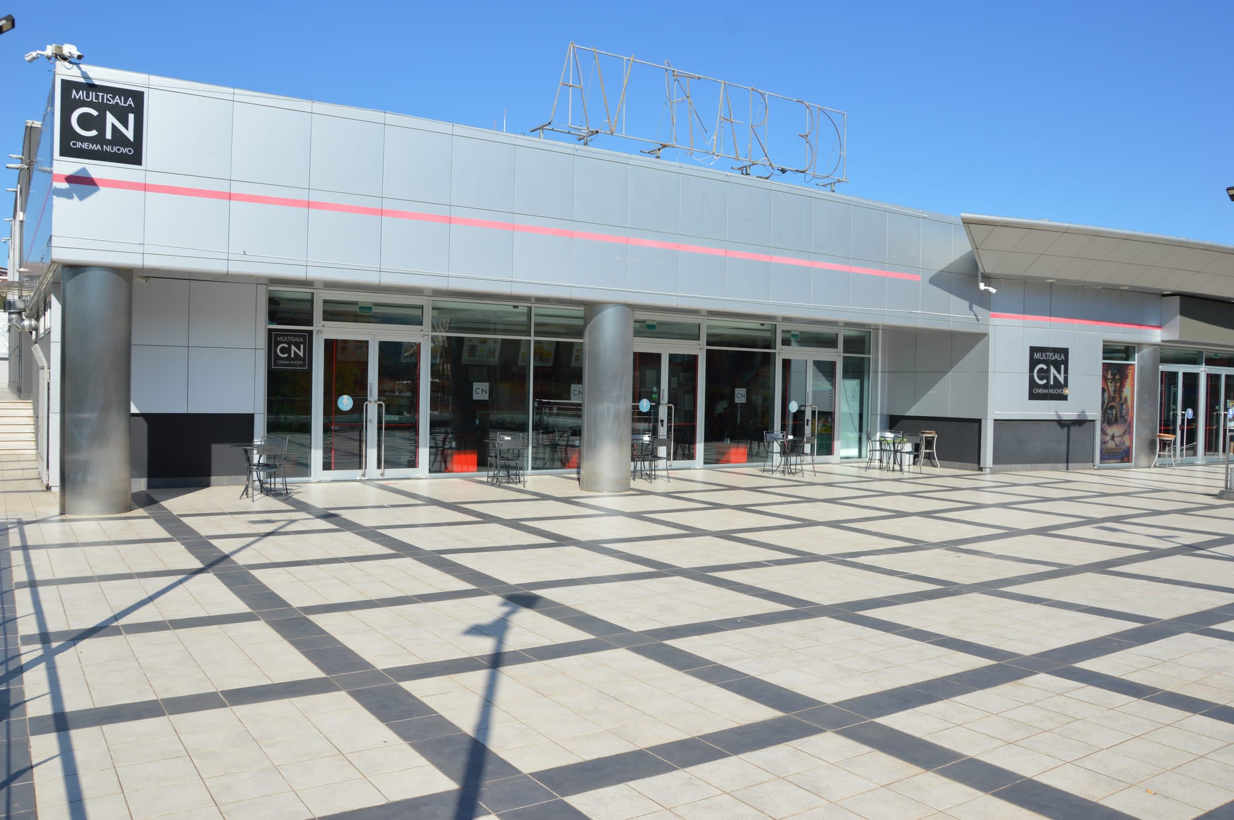 Il piazzale del cinema con i tavolini all’aperto davanti alle vetrate