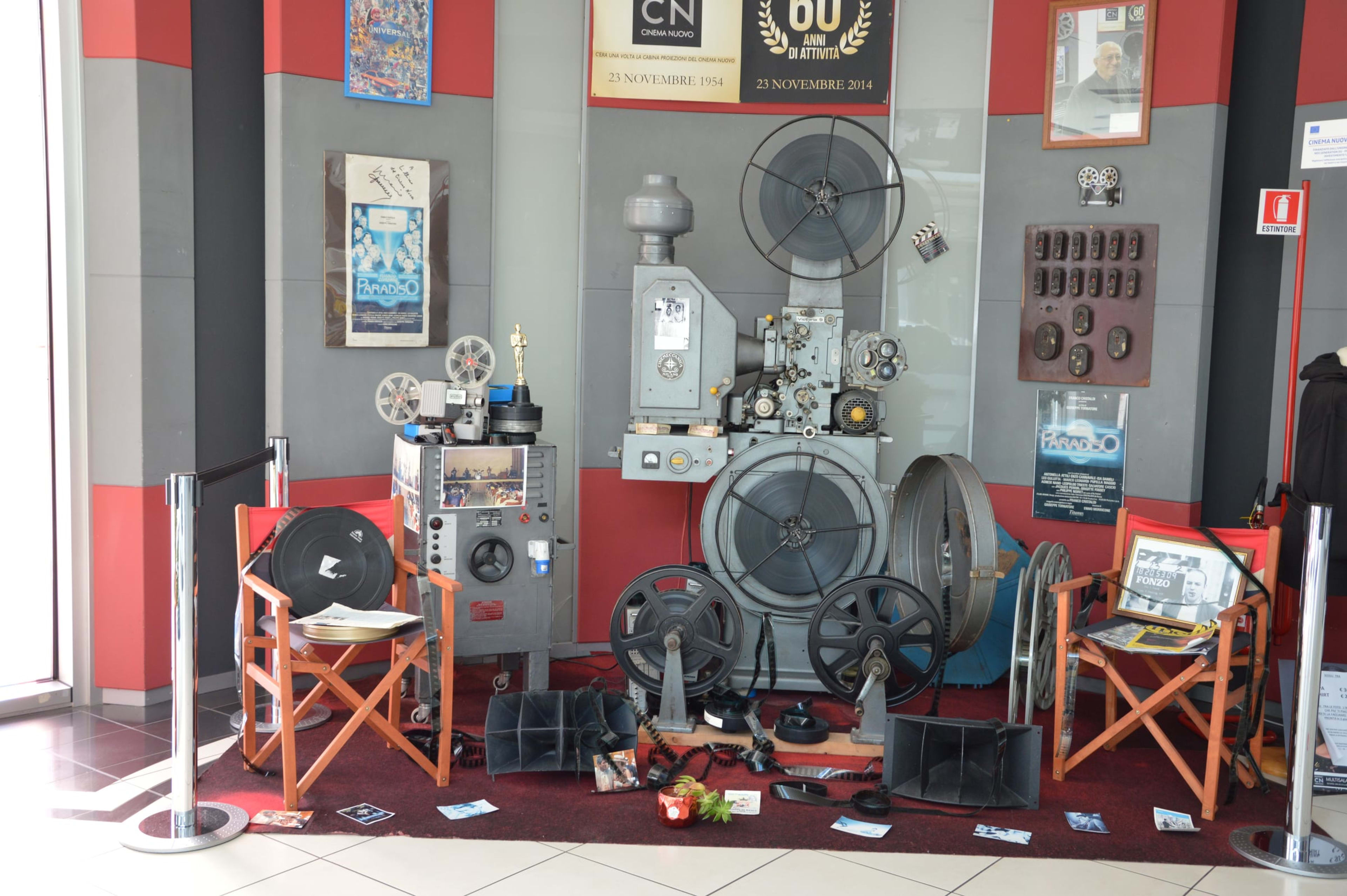 Il vecchio proiettore a pellicola 35mm conservato nell’atrio del cinema