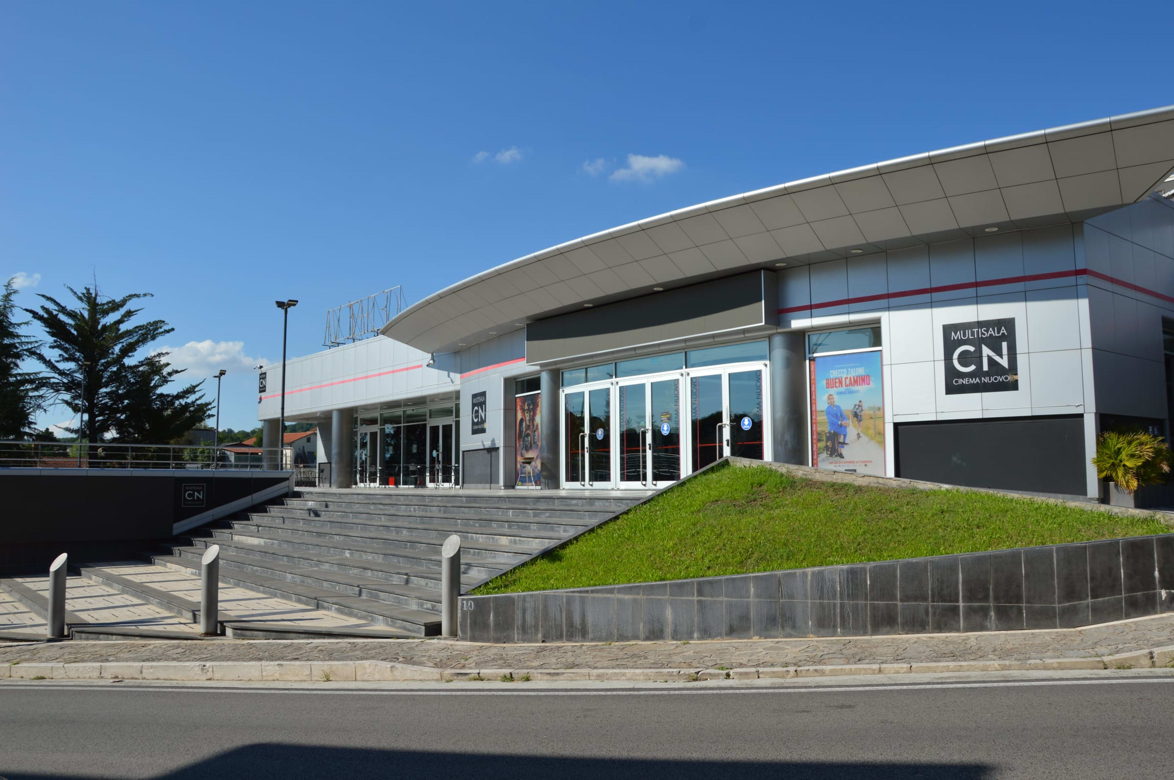 La facciata del Multisala Cinema Nuovo, vista dalla strada