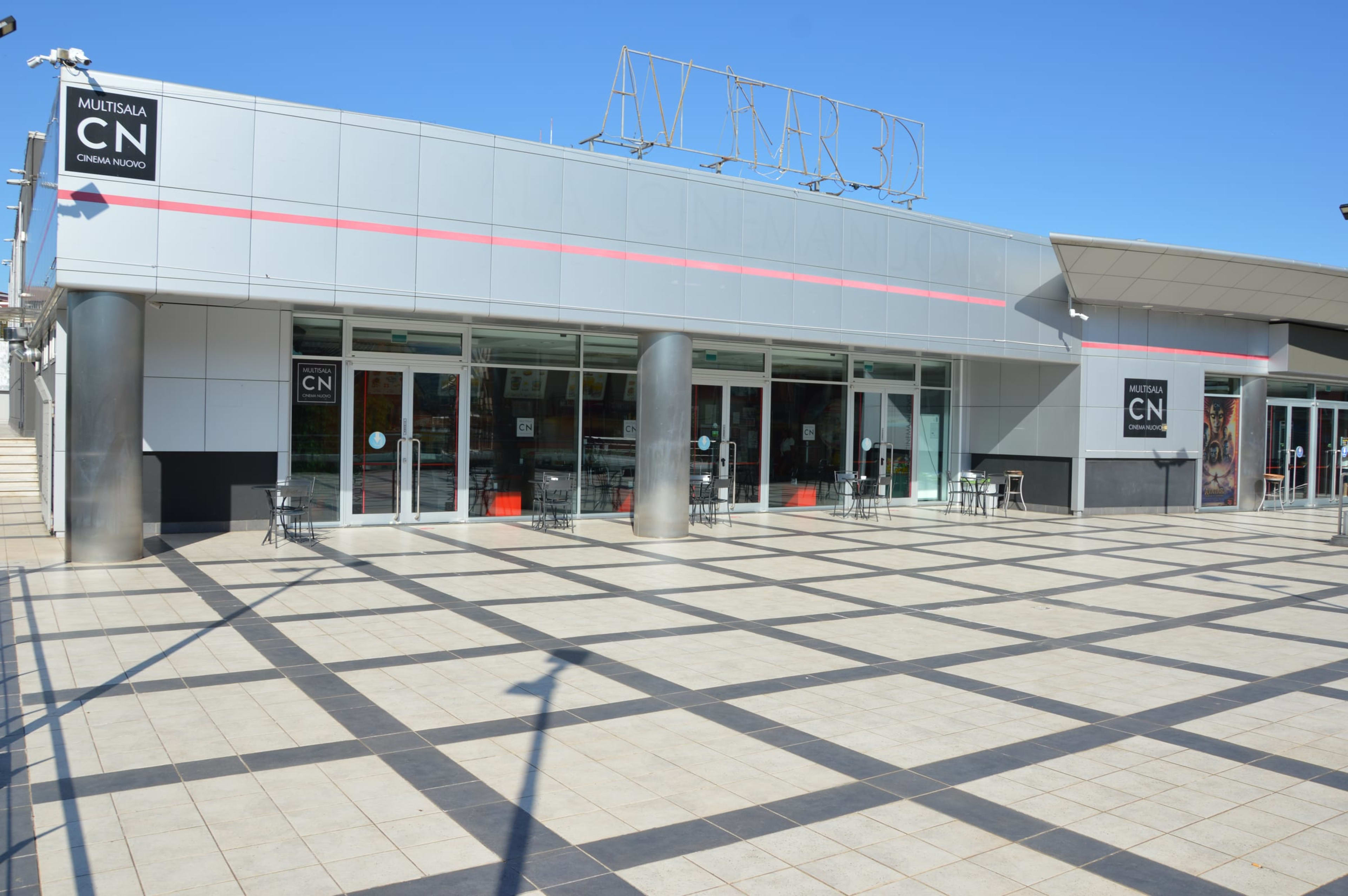 Il piazzale del cinema con i tavolini all’aperto davanti alle vetrate