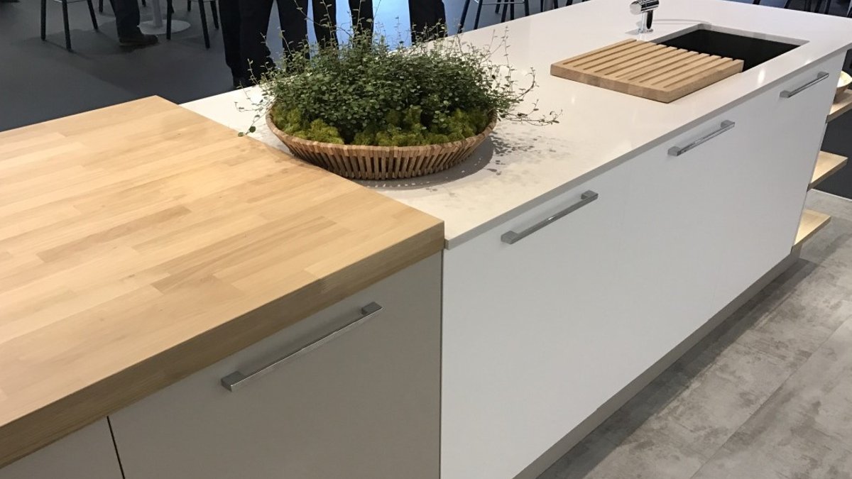 Mirror base makes kitchen island nearly invisible - kitchen island