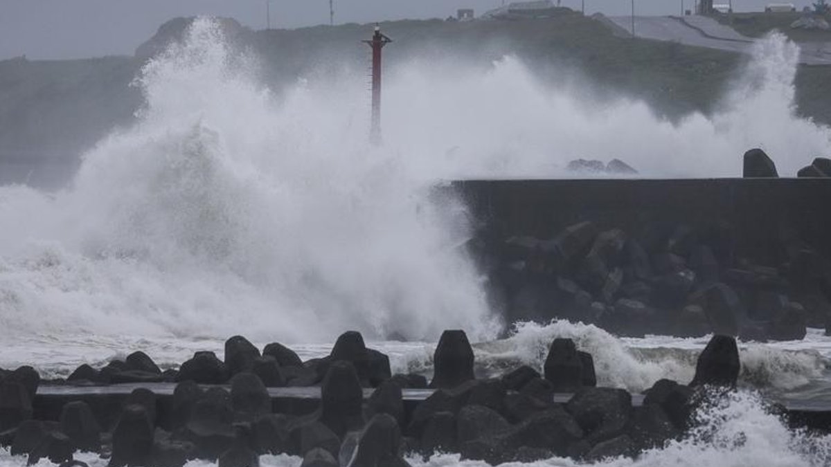 Oil Rises as Typhoon Champi Hits Taiwan - oil prices