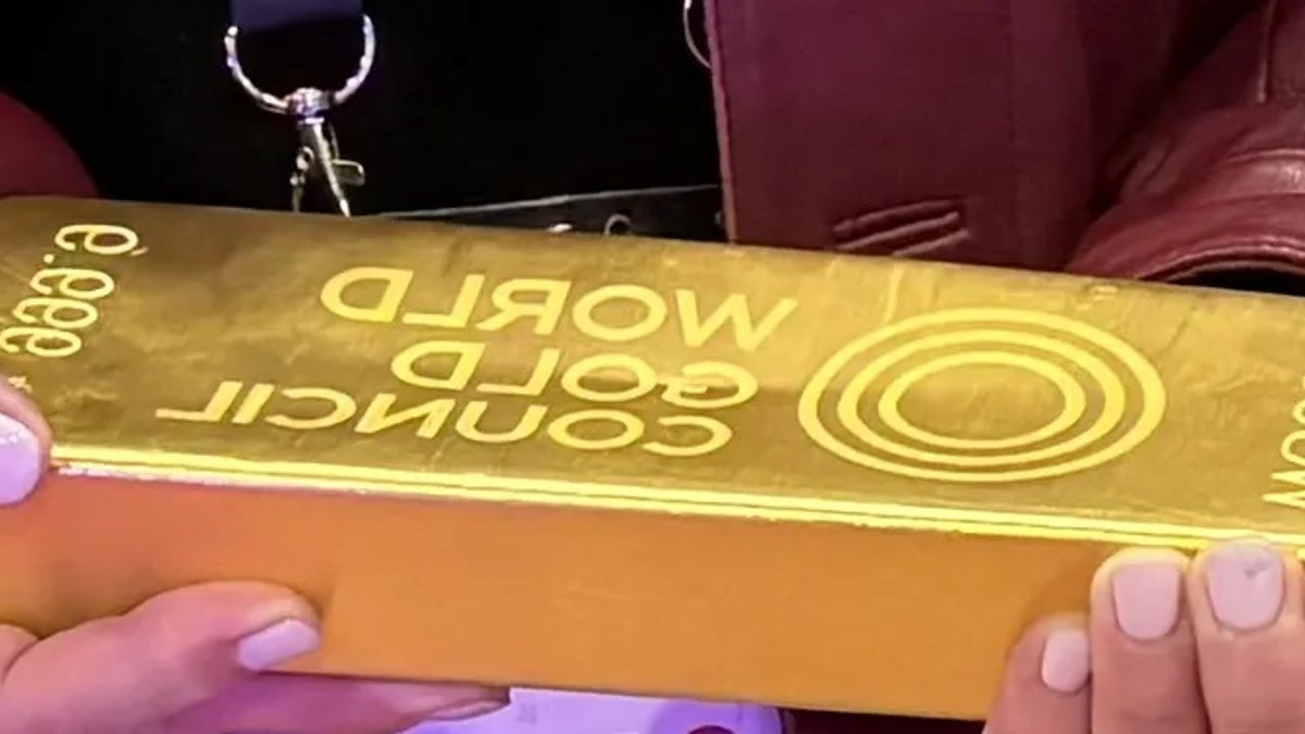 Gold bar draws fintech crowds - gold bar