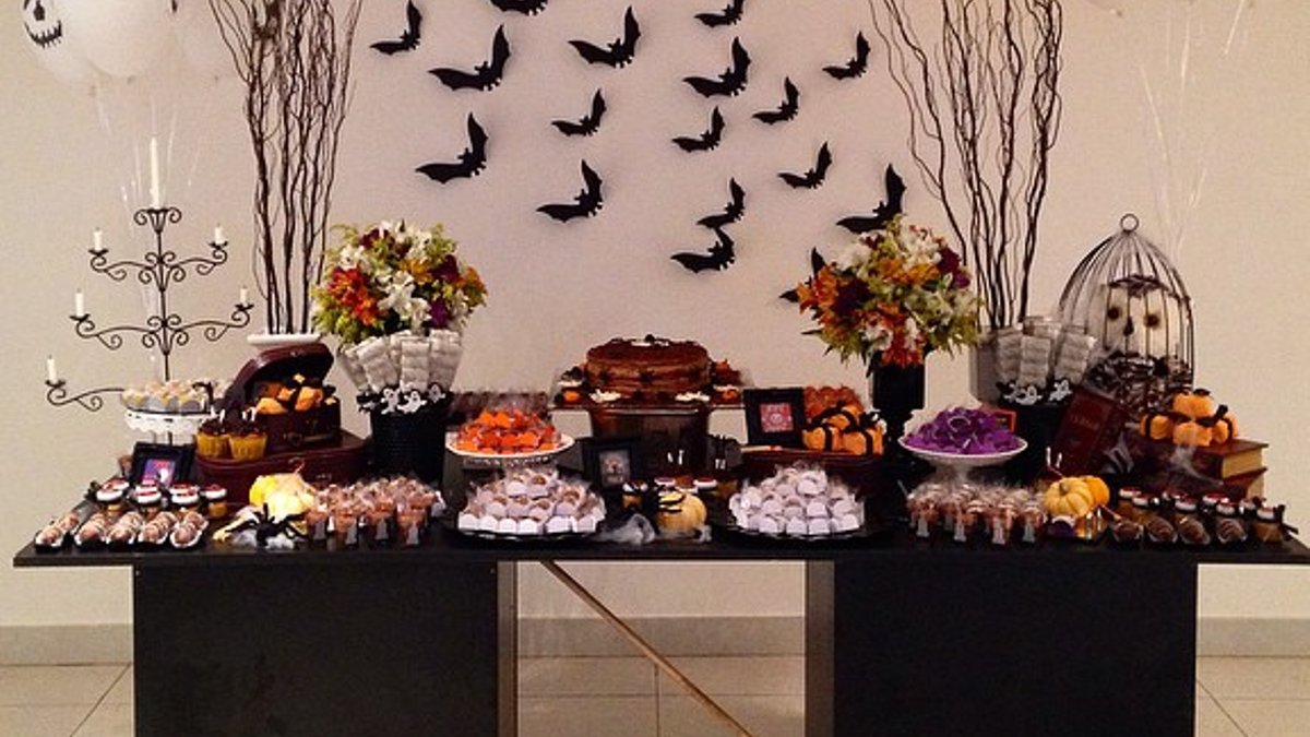 Simple Halloween table ideas for entertaining - halloween table