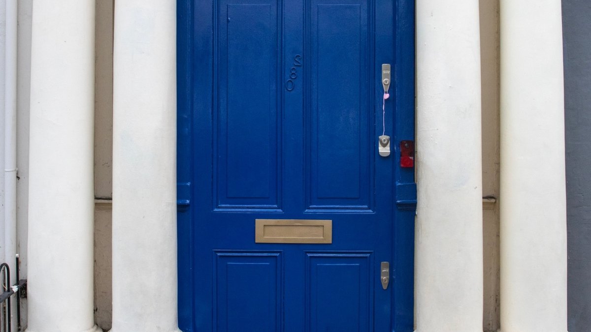 Notting Hill’s blue door house listed for £7.95 million Notting Hill’s blue door house listed for £7.95 million - blue door