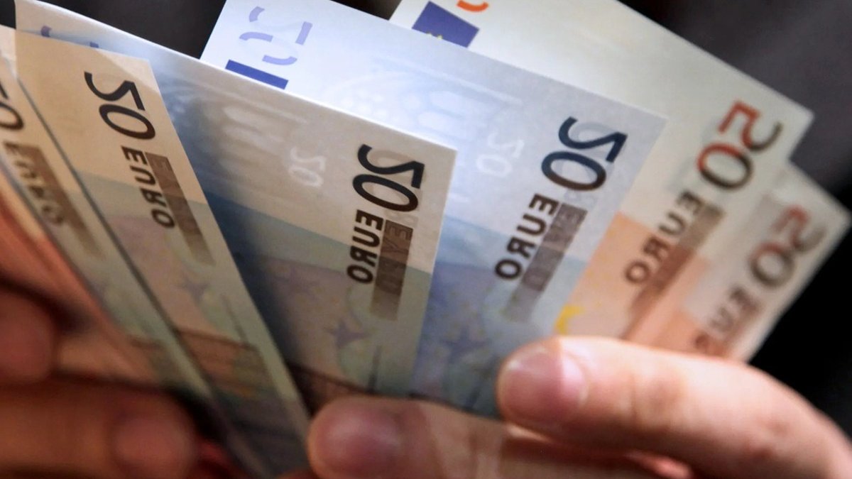 Weaker euro lifts exporters in earnings season Weaker euro lifts exporters in earnings season - weaker euro exporters