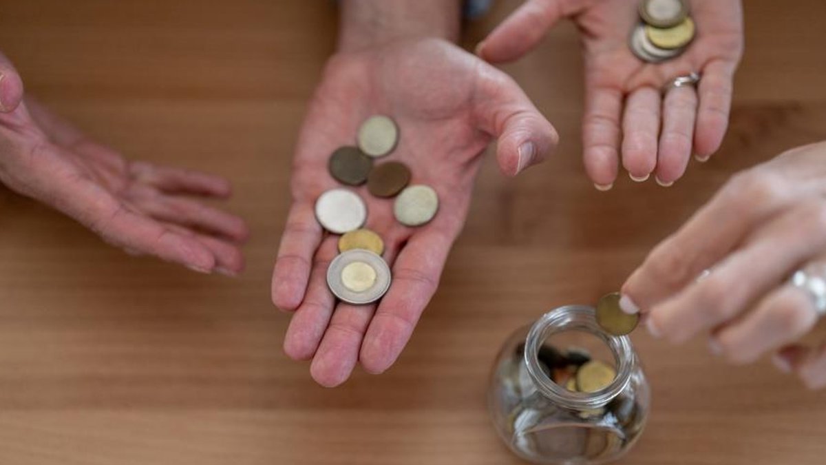 Finance chiefs disagree on pension surpluses - pension surpluses