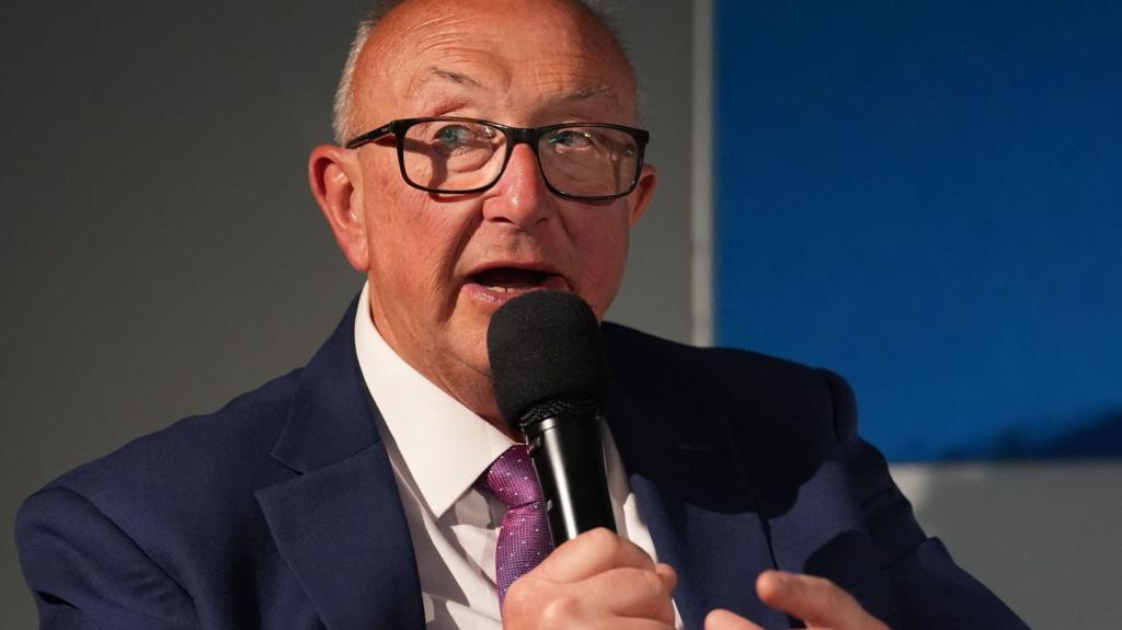 Police boss cancels ridiculous theatre tour