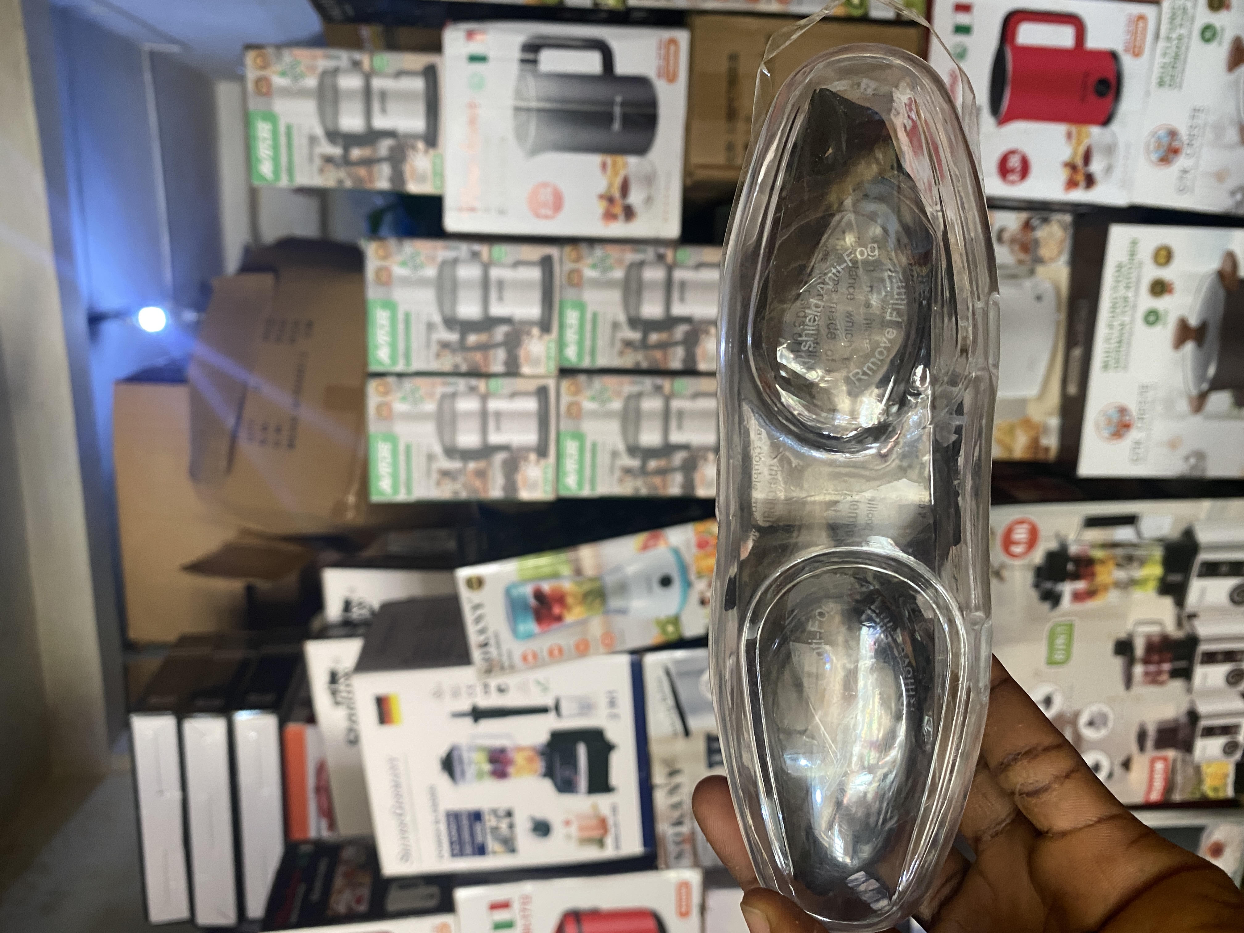 Swimming goggles