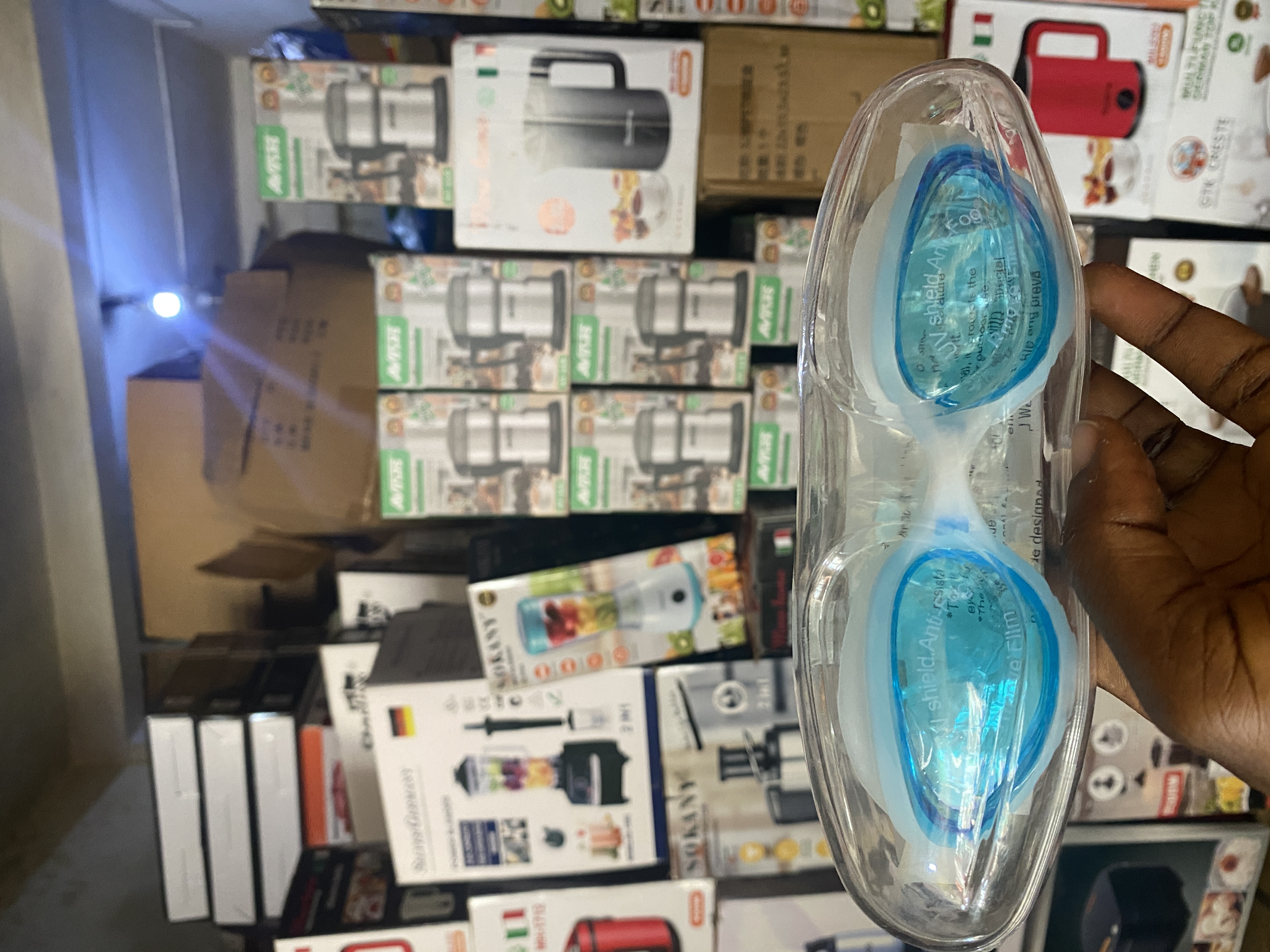 Swimming goggles