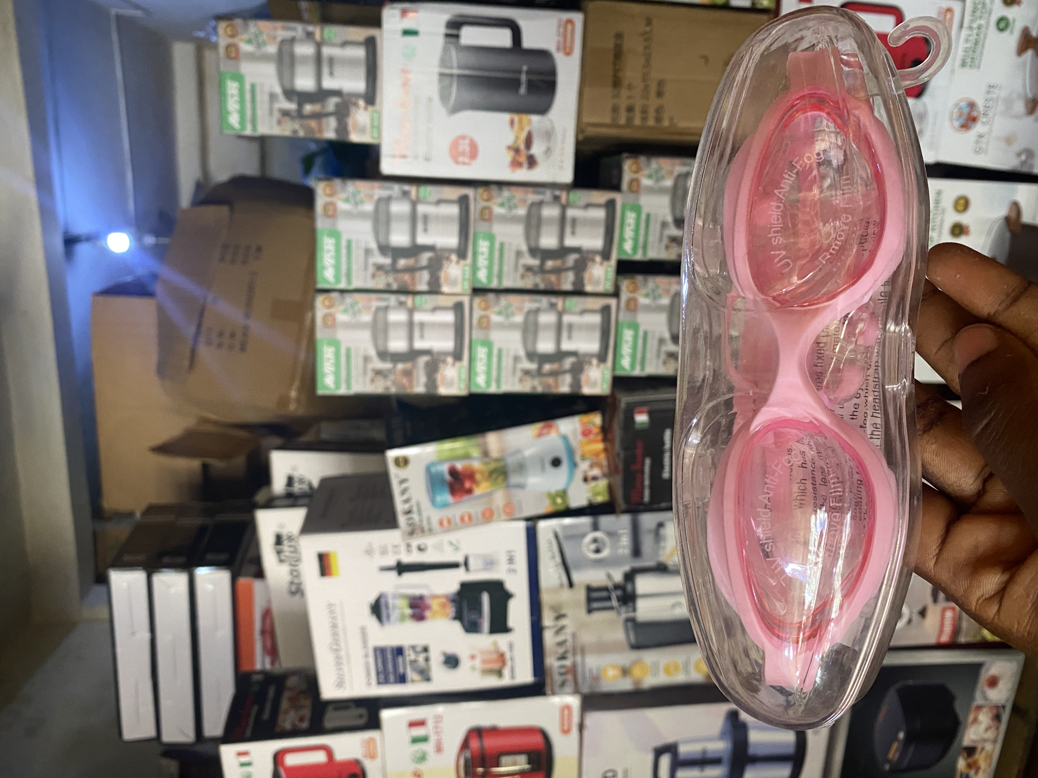 Swimming goggles
