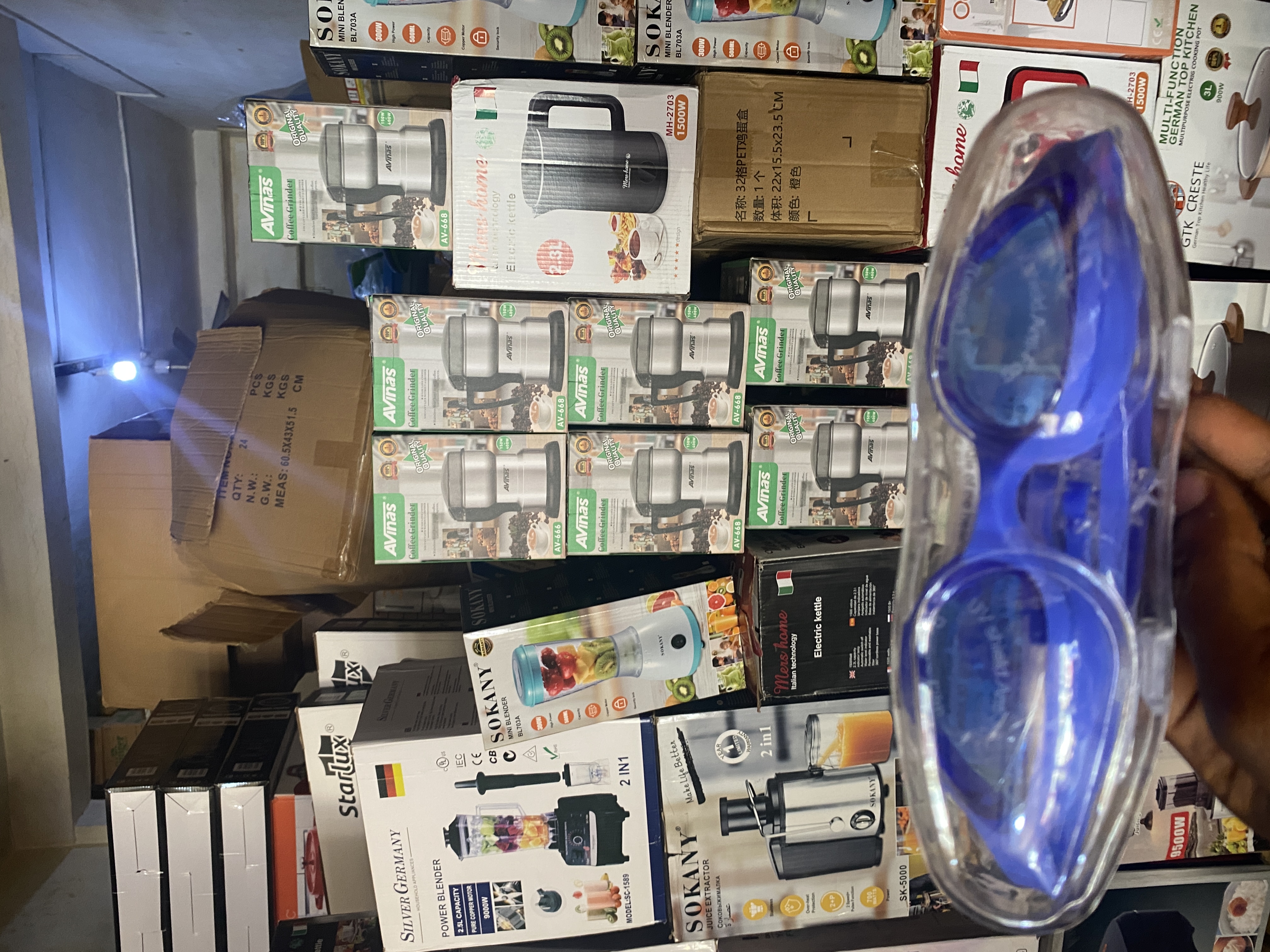 Swimming goggles
