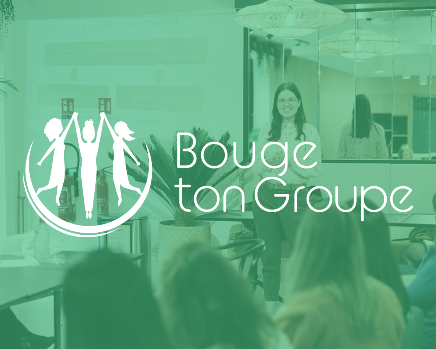 Logo Bouge ton Groupe avec un fond de salariées accompagnées par les équipes de Bouge ton Groupe