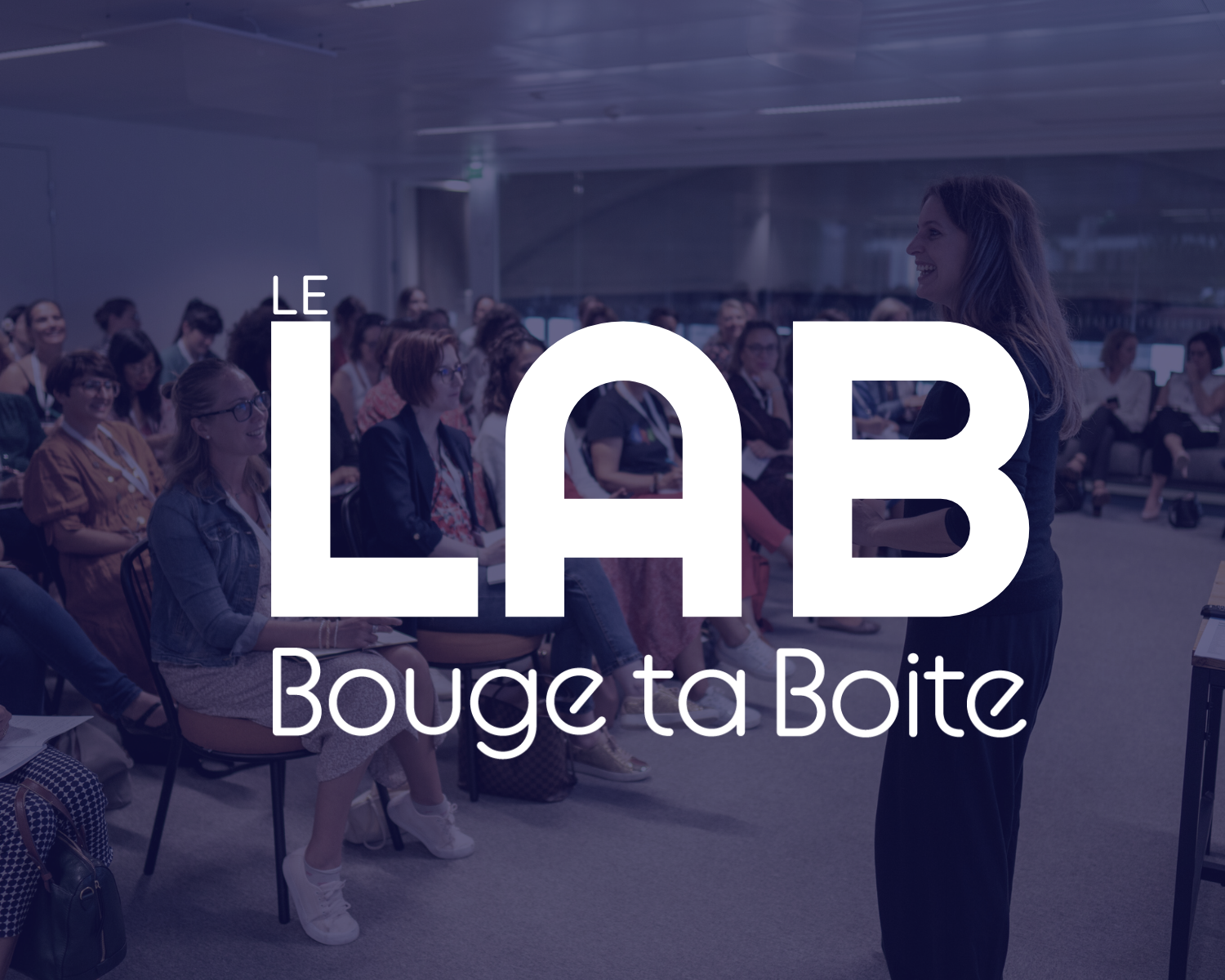 Logo non officiel du LAB Bouge ta Boite sur fond de dirigeantes à l'événement Think big'Her 2023