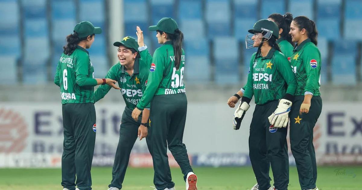 Unchanged Pakistan bat with a chance to seal semi-final spot