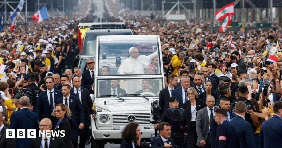 Huge crowds greet Pope in Paris for open-air Mass