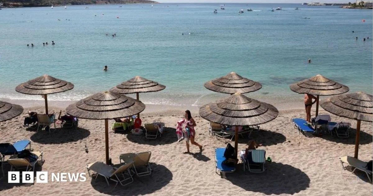 Man, 82, dies after beach fight with 76-year-old over sunlou