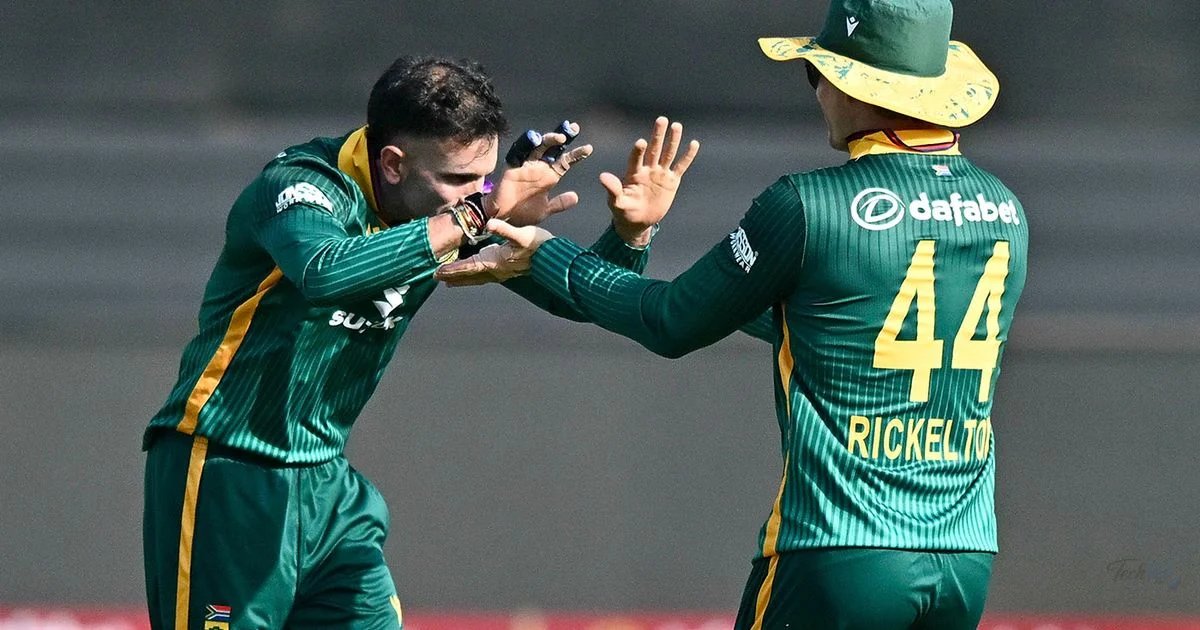 South Africa look to secure the early honours over Australia