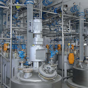Instalación cGMP con tanques de 800 litros para producción de APIs Instalación cGMP con tanques de 800 litros para producción de APIs