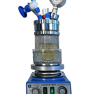 miniclave inert - reator de vidro imerso em banho de água acoplado à um hotplate stirrer miniclave inert - reator de vidro imerso em banho de água acoplado à um hotplate stirrer