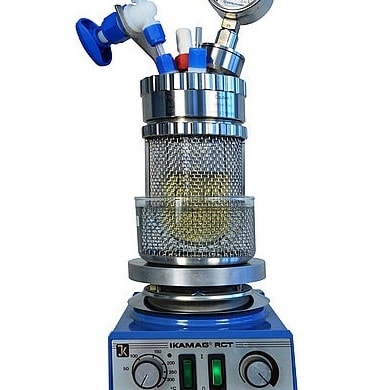 miniclave inerte avec cuve en verre dans un bain d’eau, plaque magnétique chauffante miniclave inerte avec cuve en verre dans un bain d’eau, plaque magnétique chauffante