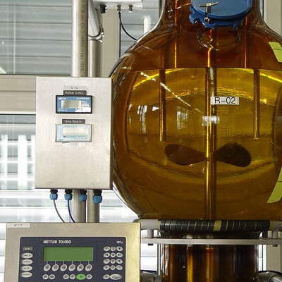 controlled dosing: 200 liters round flask reactor on load cells controlled dosing: 200 liters round flask reactor on load cells