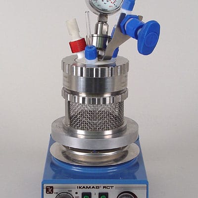 miniclave inert 50 ml sur une plaque chauffante miniclave inert 50 ml sur une plaque chauffante