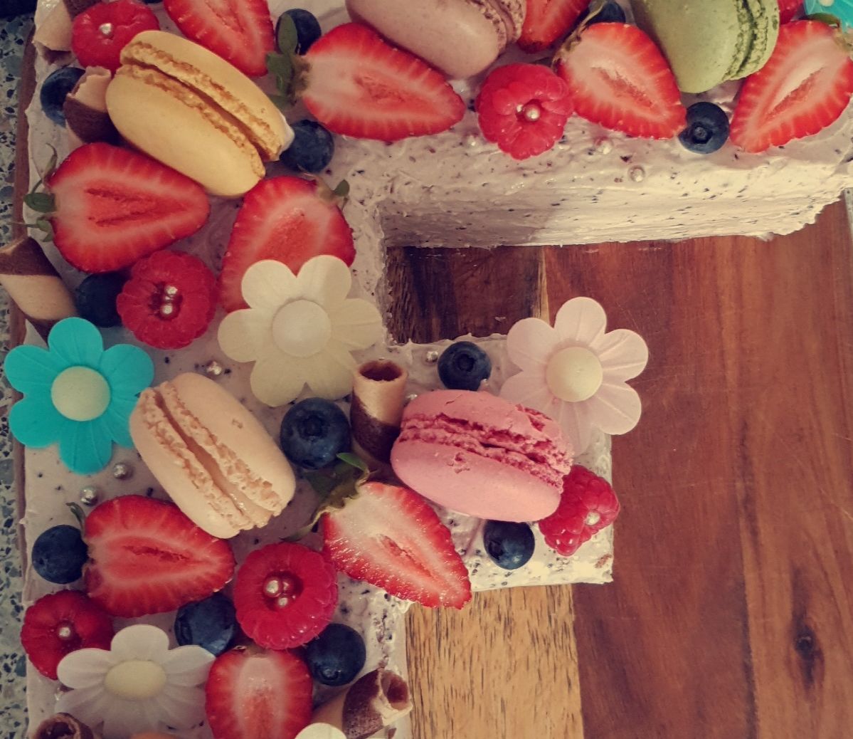 F Letter Cake | bunch