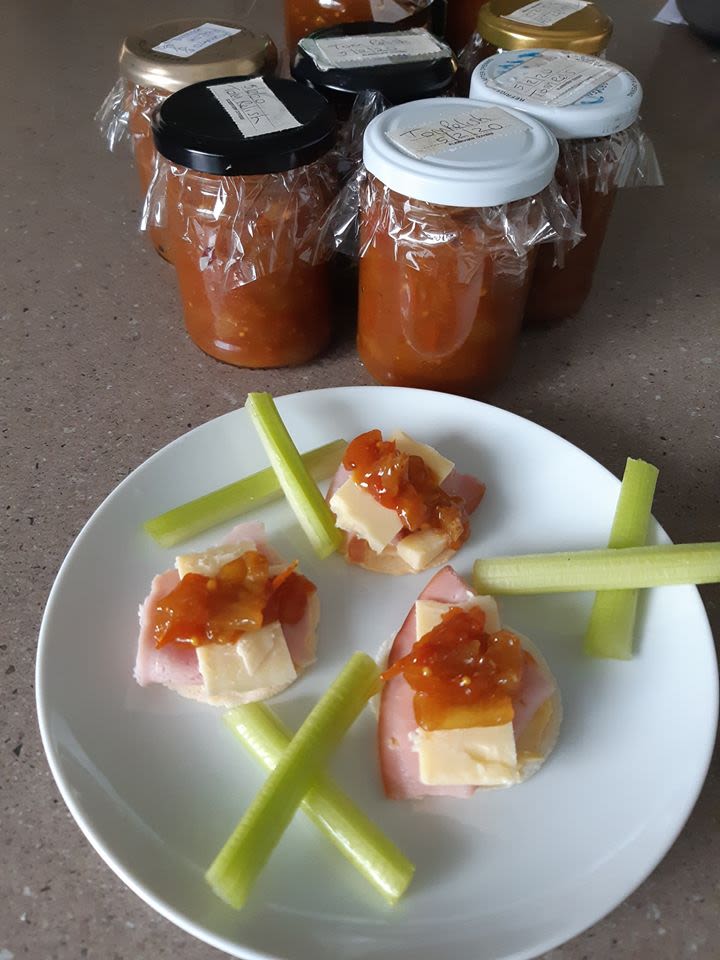 Curried tomato and fig relish bunch