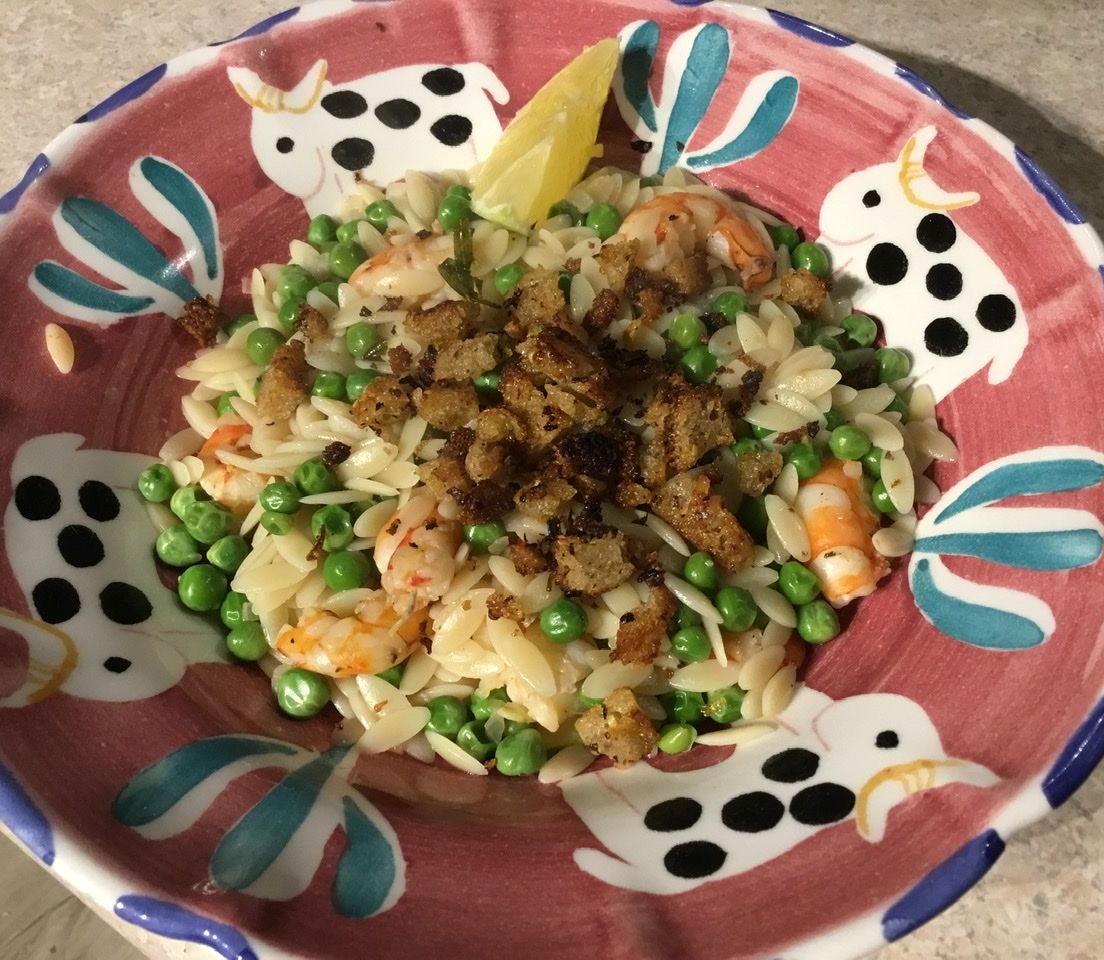 Orzo (risoni) pasta with prawns and peas bunch