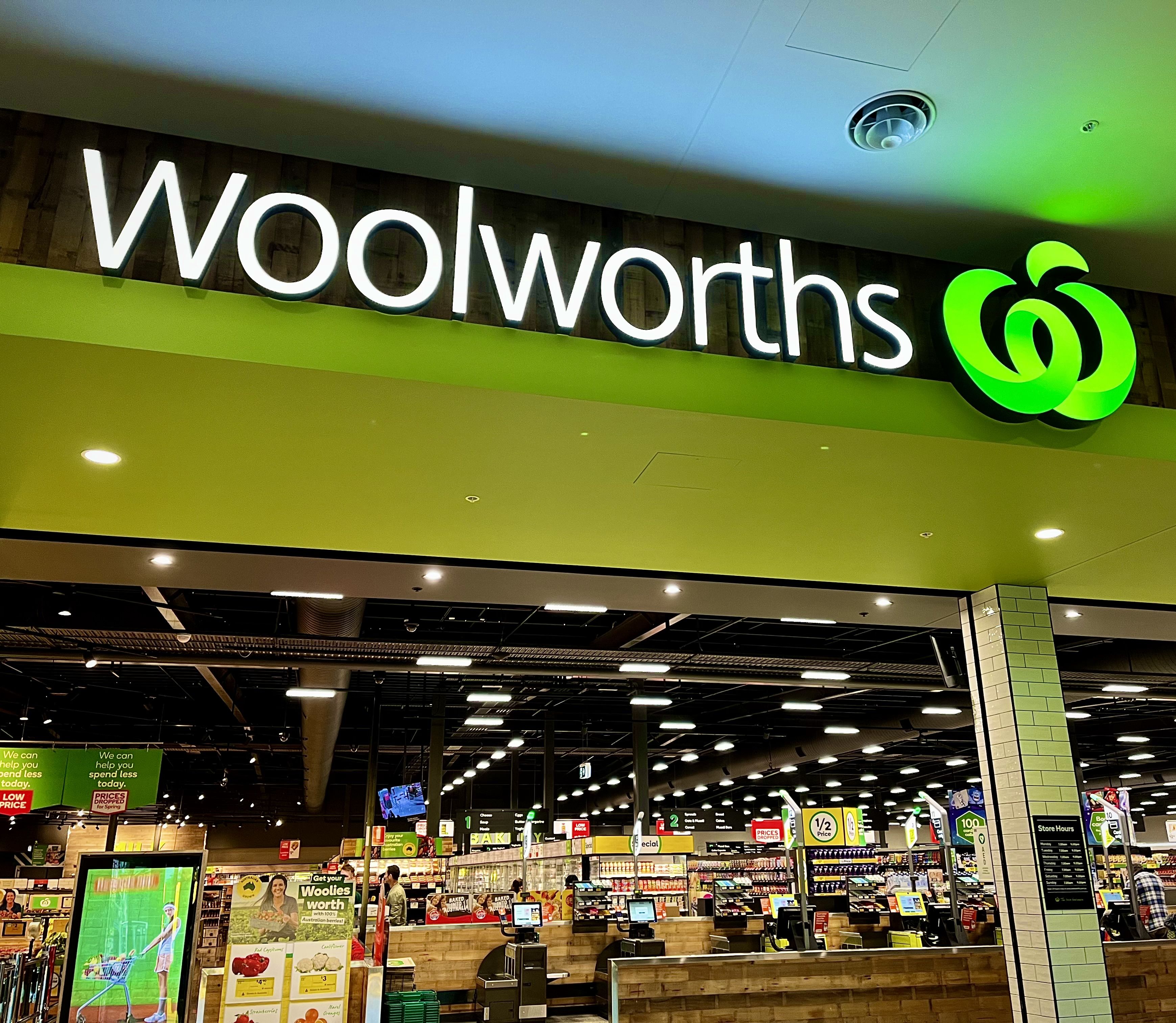 Grand opening new Woolworths store at Mt Barker bunch