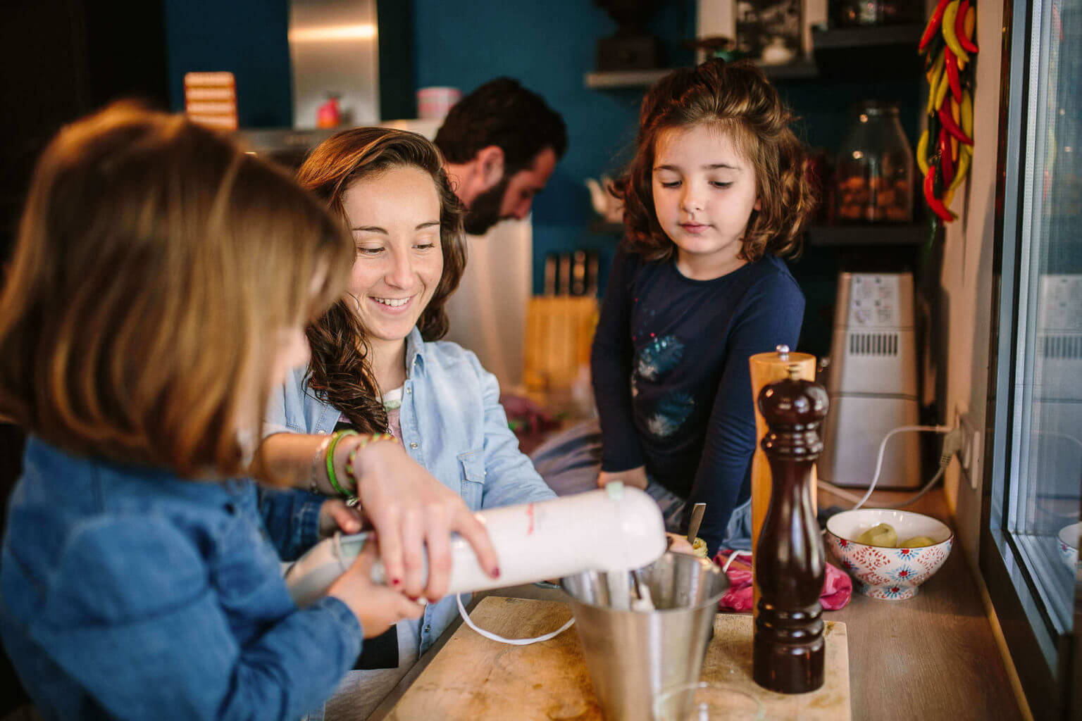 girl playing with au pair