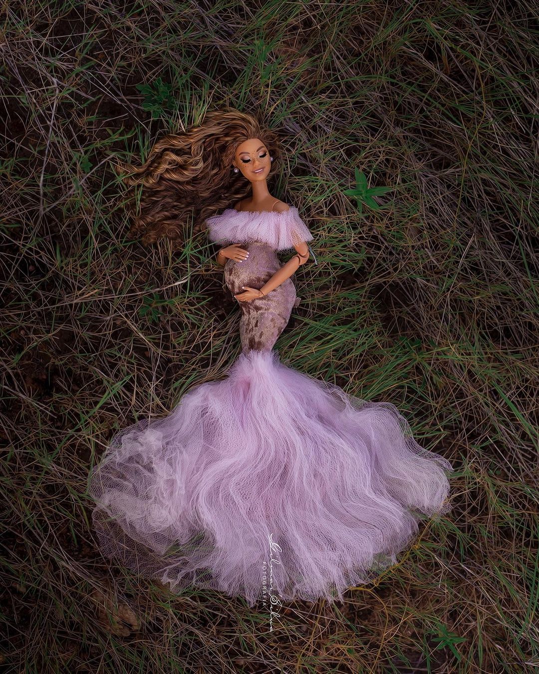 Fotógrafo faz ensaio com Barbie gestante e recria poses icônicas