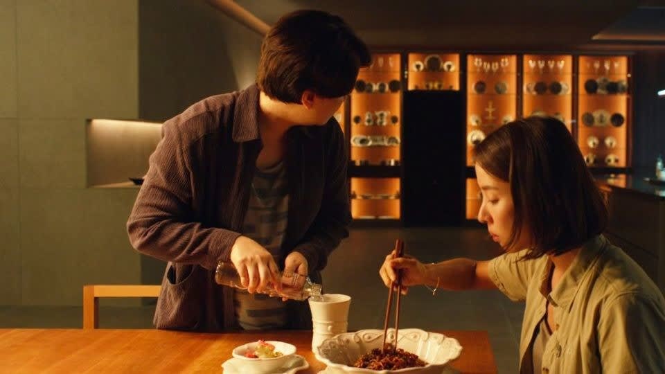 Yeo-jeong Cho as Park Yeon-Kyo eating a bowl of ram-don noodles
