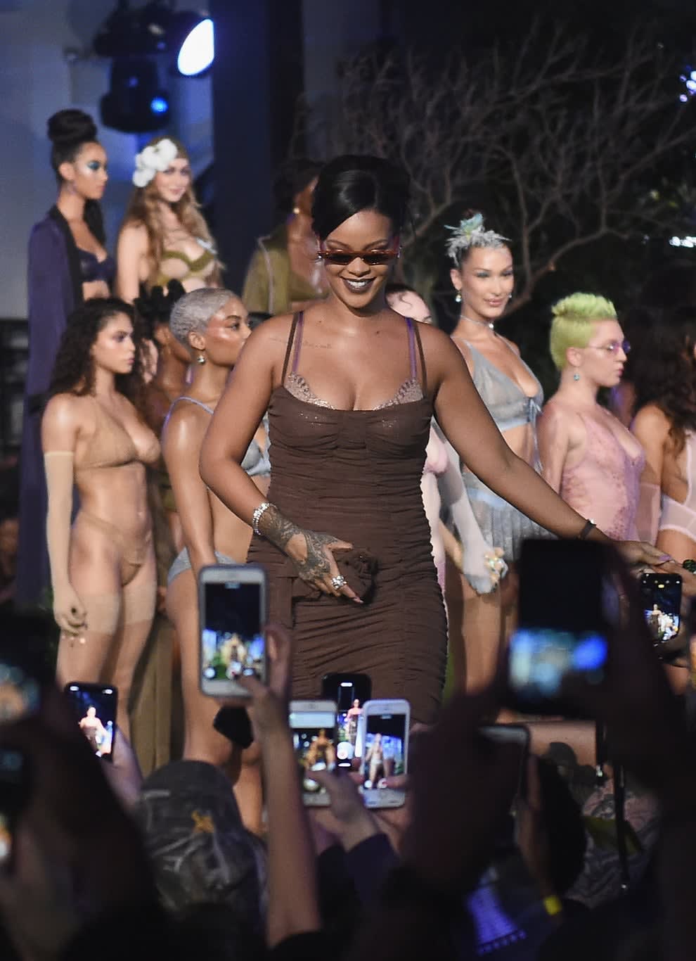 Rihanna lança nova coleção de lingerie em desfile badalado e cheio de  famosas