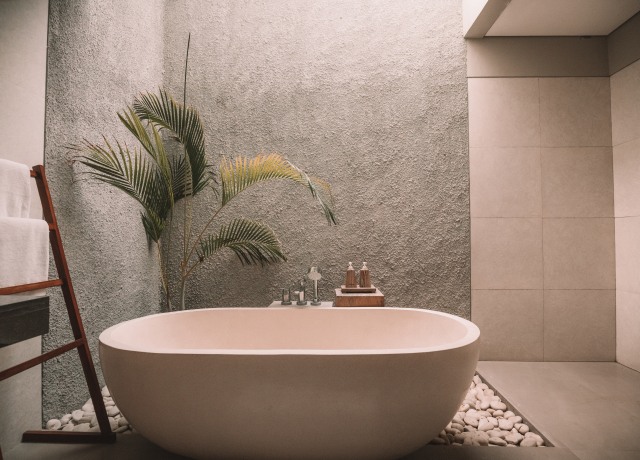 white ceramic bathtub